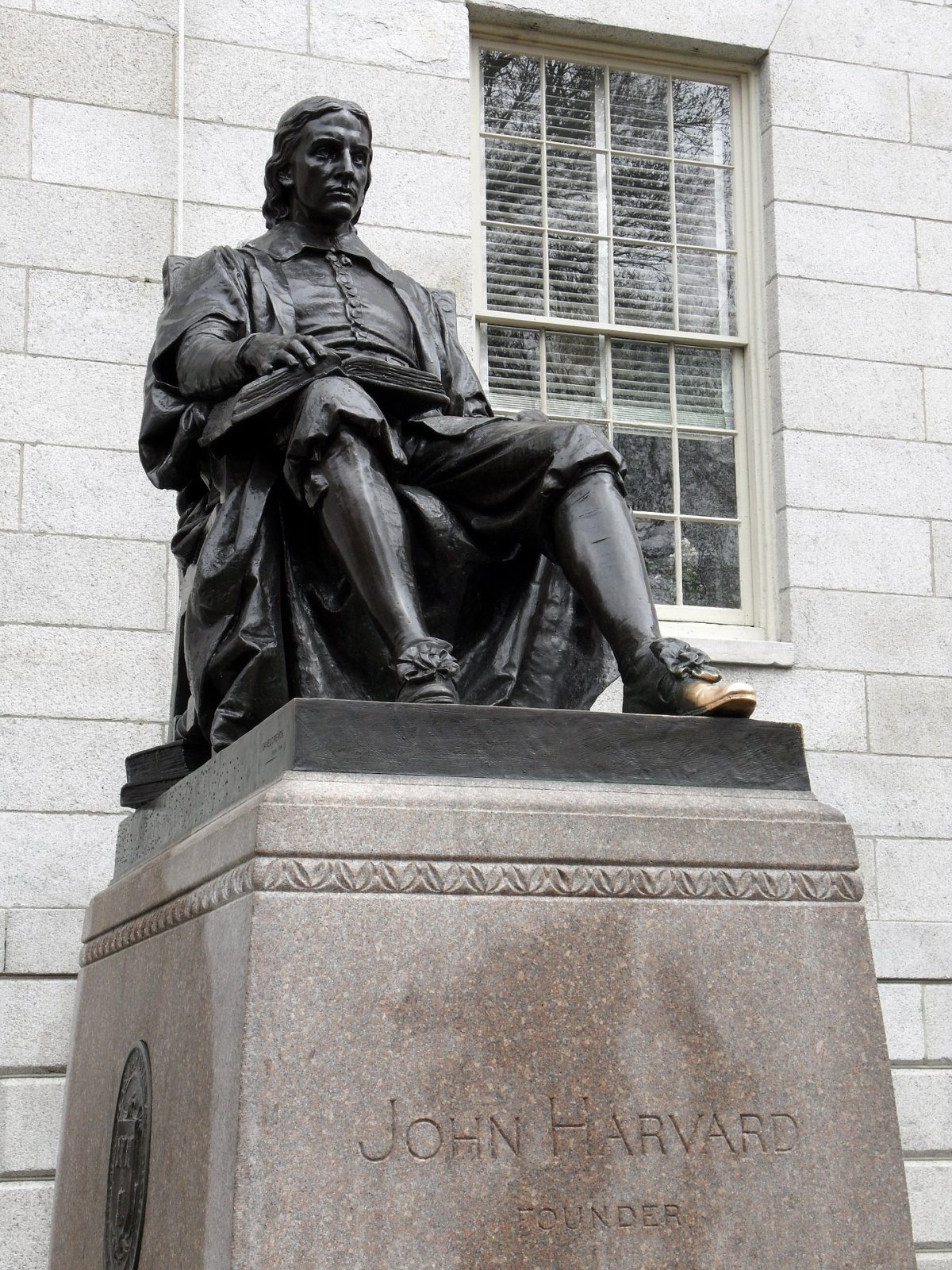 Jhon Harvard Statue in Boston