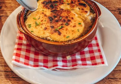 bowl of vegan french onion soup, best vegan french food in paris