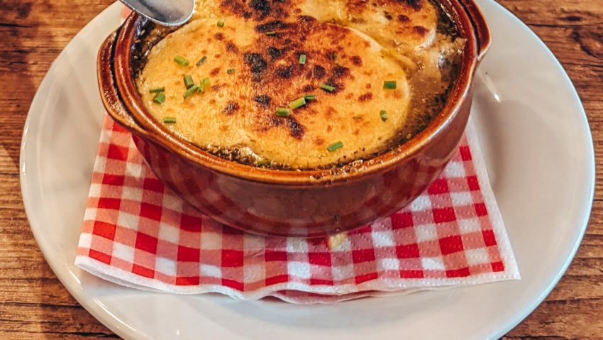 bowl of vegan french onion soup, best vegan french food in paris