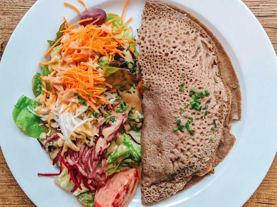 Le Potager du Marais vegan restaurant Paris, plate of vegan French crepes and salad