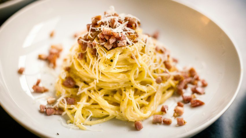 spaghetti carbonara, foods to try in rome