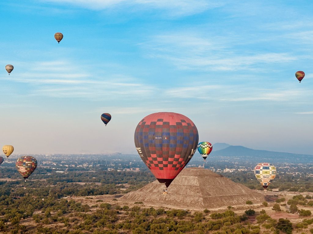 hot air balloon ride over Teotihuacan