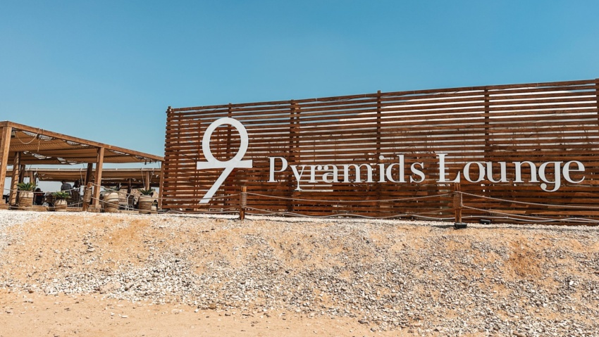 9 pyramids lounge giza