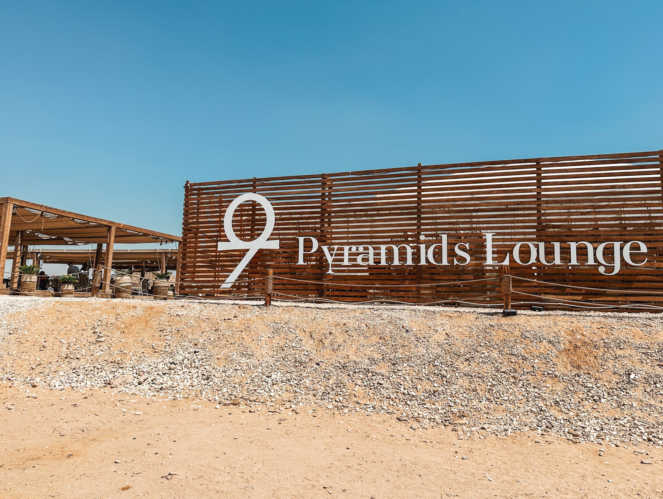 9 pyramids lounge giza