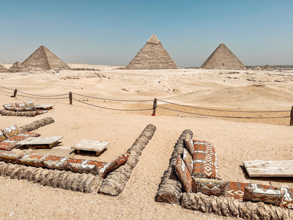 9 pyramids lounge giza